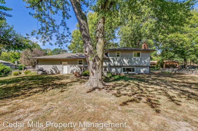 Building Photo - 4 br, 3 bath House - 1107 E. Oakwood Ct.