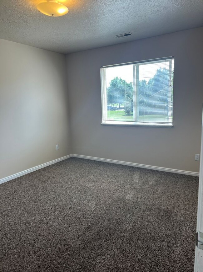 Building Photo - Brentwood Upper Level Condo - 2 Bed, 1 Bath with Washer/Dryer and Optix Internet!
