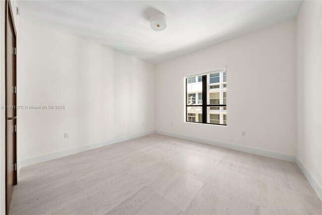 Building Photo - 701 Valencia Ave
