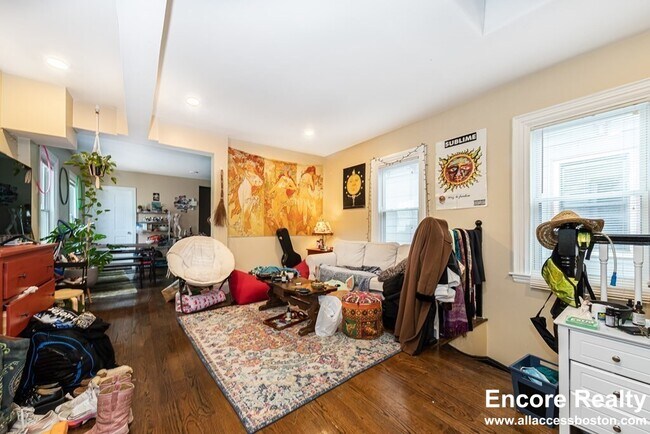 Building Photo - 1566 Tremont St