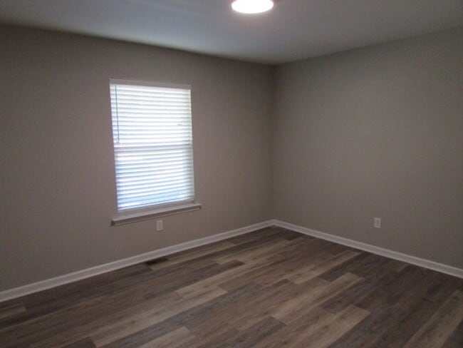 Building Photo - Charming 2BD/1BA Garden-Style Apartment
