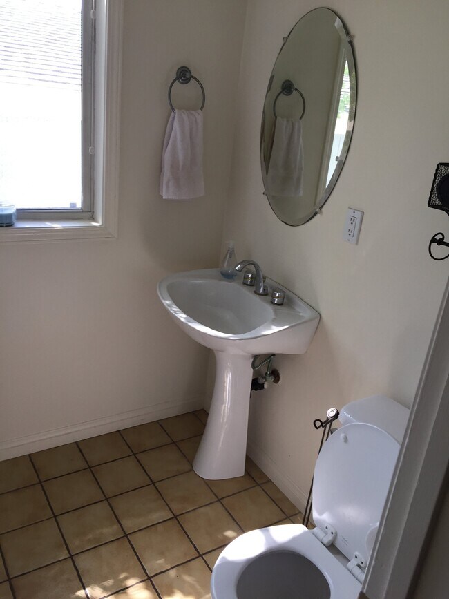 Building Photo - 1722 Armour Ln