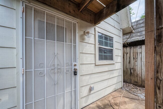 Building Photo - 2051 Santa Rosa St