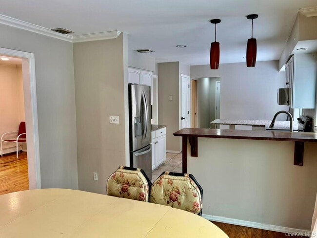 Building Photo - 33 Pilgrim Dr