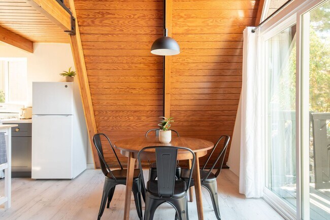 Building Photo - Fully Furnished Modern Mountain Cabin in Wrightwood 2 bedroom 1 bath