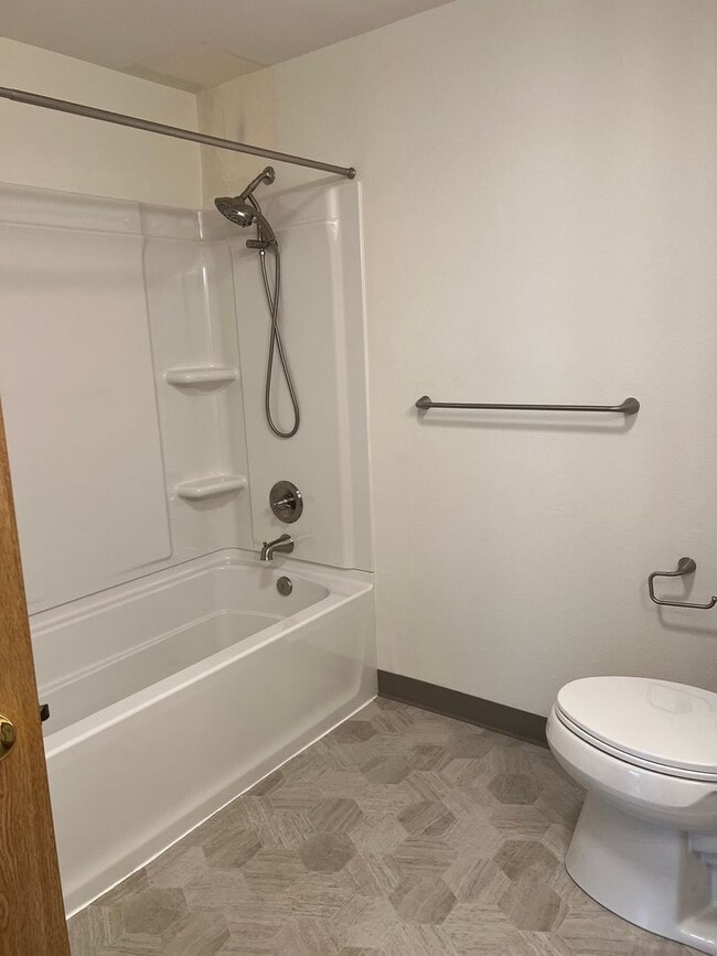 Building Photo - Beautifully Maintained condo Renton!
