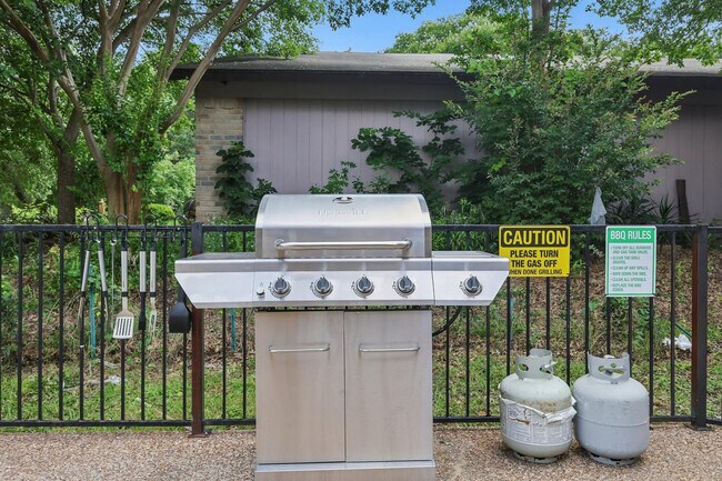 Building Photo - 5830 Jester Dr