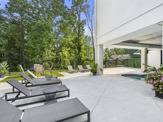 Building Photo - 6890 Peachtree Dunwoody Rd