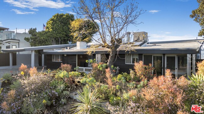 Building Photo - 7275 Mulholland Dr