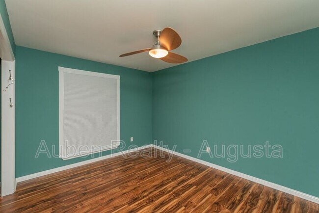 Building Photo - 250 Brooks Dr