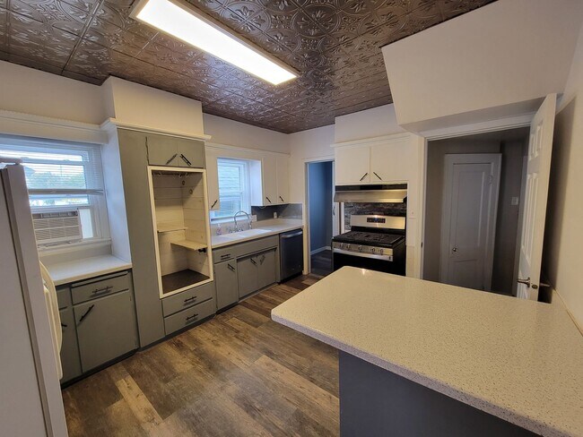 Building Photo - Beautiful Cedar Falls Home