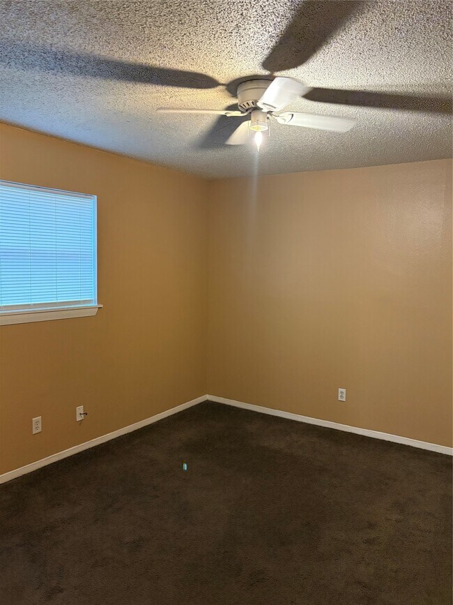 Building Photo - 405 Oak St