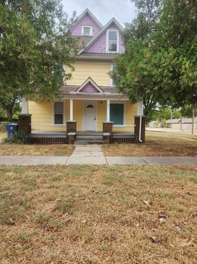 Building Photo - 801 S Millwood Ave