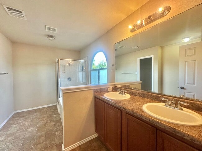 Building Photo - 4 BED 3 BATH IN ROUND ROCK TX