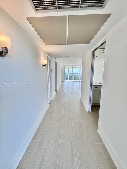 Building Photo - 575 Oaks Ln