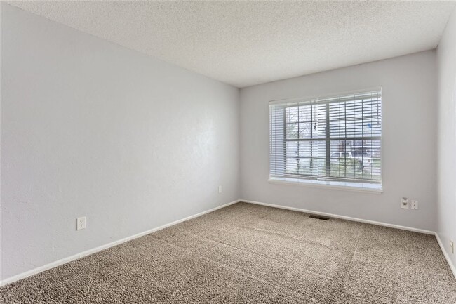Building Photo - Spacious 5 Bedroom 2 Bath Single Family Home