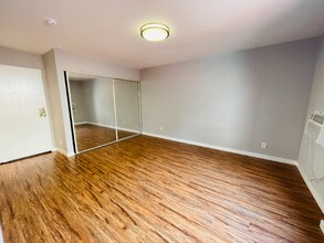 Building Photo - 7044 Hawthorn Ave