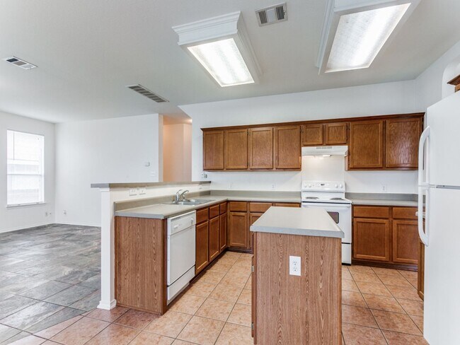 Building Photo - 3/2.5/2 in Cibolo