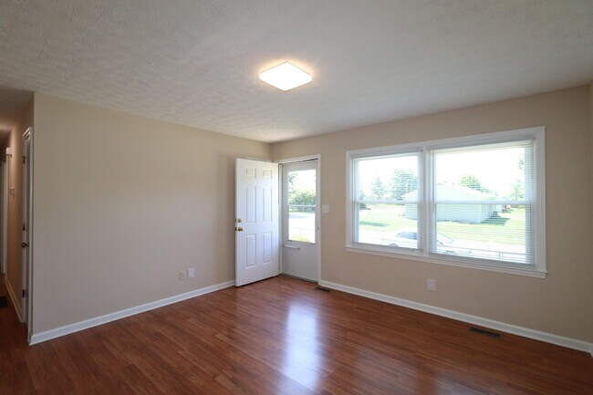Building Photo - 212 Foxwood Dr