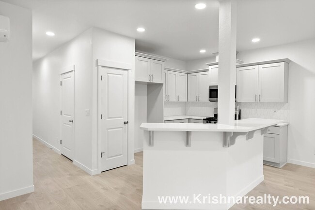 Building Photo - Beautiful 2021 Modern Build | 3 Bed | 2.5 Bath | Stylish Townhome in Laurel Woods