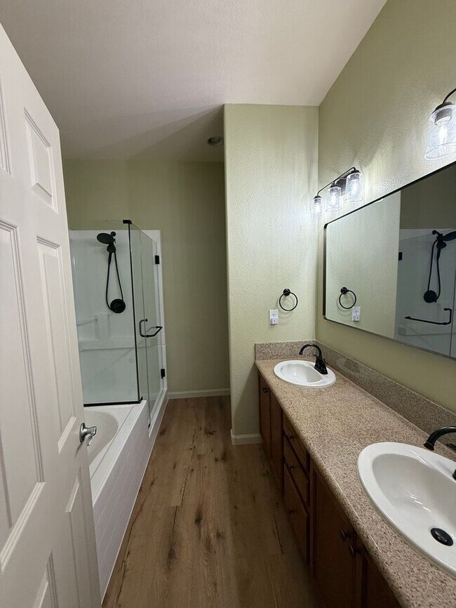 Building Photo - Modern Two–Primary Suite Townhome w/ 2-Car Garage in Sparks