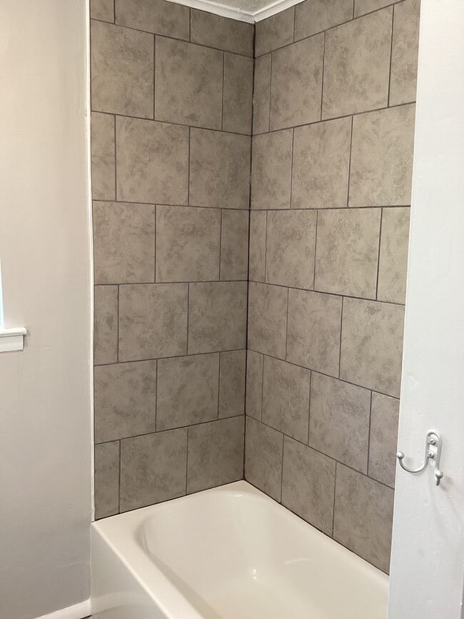 Building Photo - For Rent / En Alquiler 3 Bedroom House Lakehurst