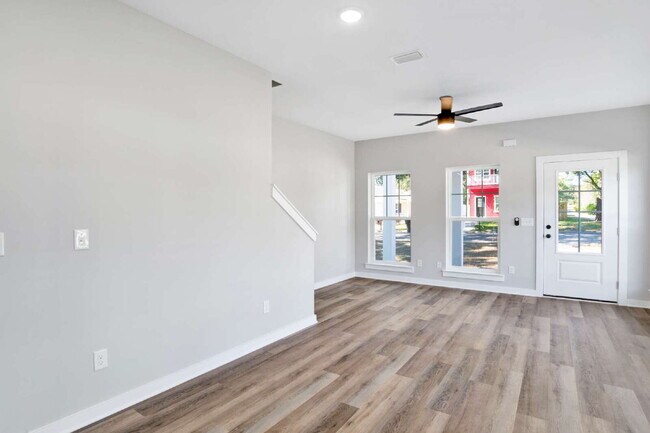 Building Photo - Downtown Pensacola Area 3BR/3BA | Each Bedroom Has Private Bath | Fenced Yard | Water & Lawn Care...