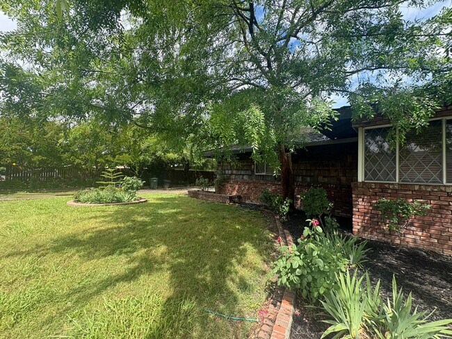 Building Photo - IMMEDIATE MOVE IN! Charming Vintage Sacramento 3 Bed / 1.5 Bath Home with Large Private Yard