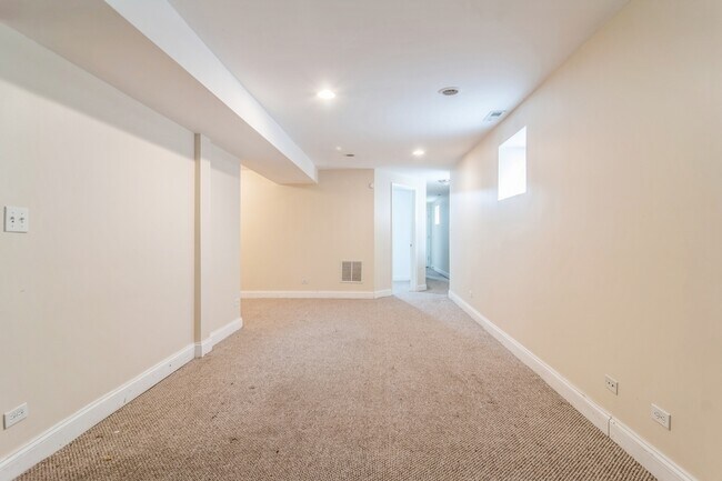 Building Photo - 2420 W Polk St