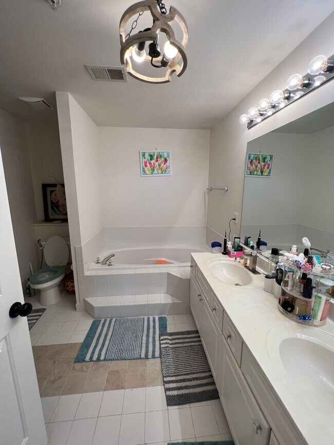 Building Photo - Stunning 2 bedroom and 3 Bathroom Townhome Style Condo / w Pool