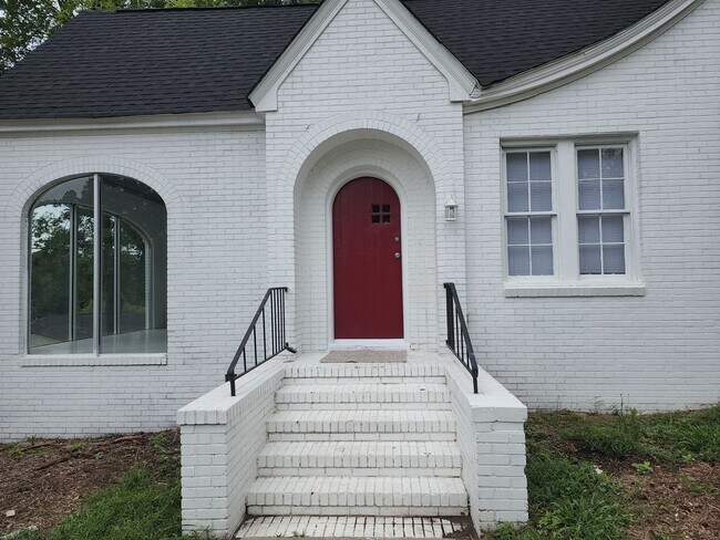 Building Photo - Completely Remodeled Cottage style home fo...