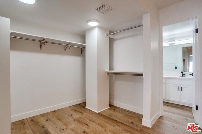 Building Photo - 435 N Oakhurst Dr