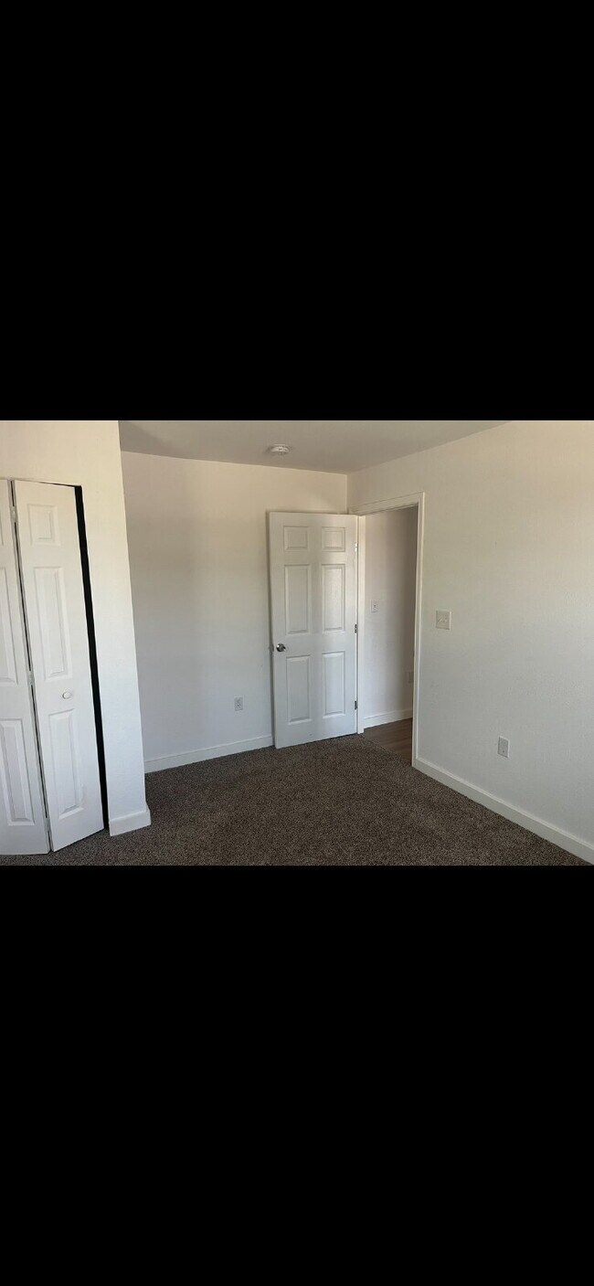 Building Photo - Two Bed/One Bath with Laundry Hook Ups