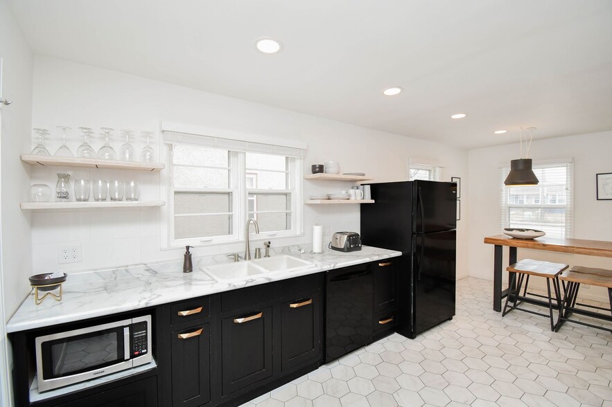 Building Photo - 2012 W 22nd St