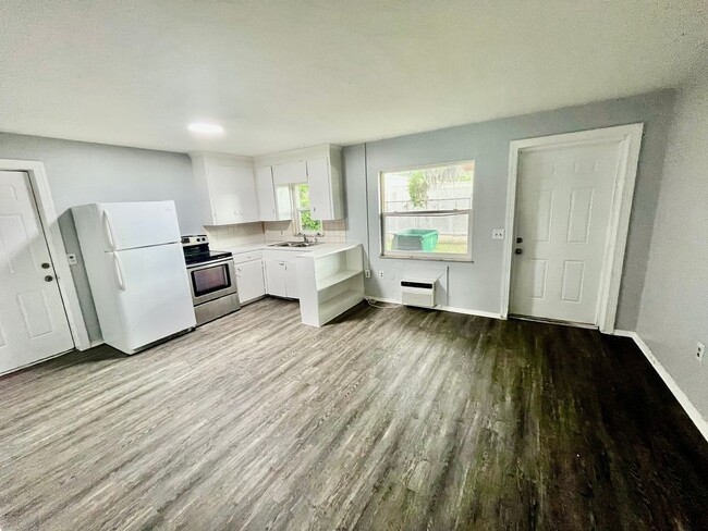 Building Photo - NICE Ground Floor 1BR/1BA Zephyrhills Duplex Apt. NO APP FEE!