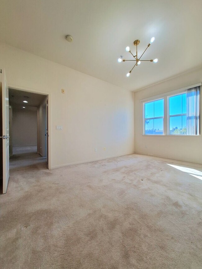 Building Photo - Beautiful 2bd Condo In Gated Community With Pool, Gym, and In-unit Laundry!