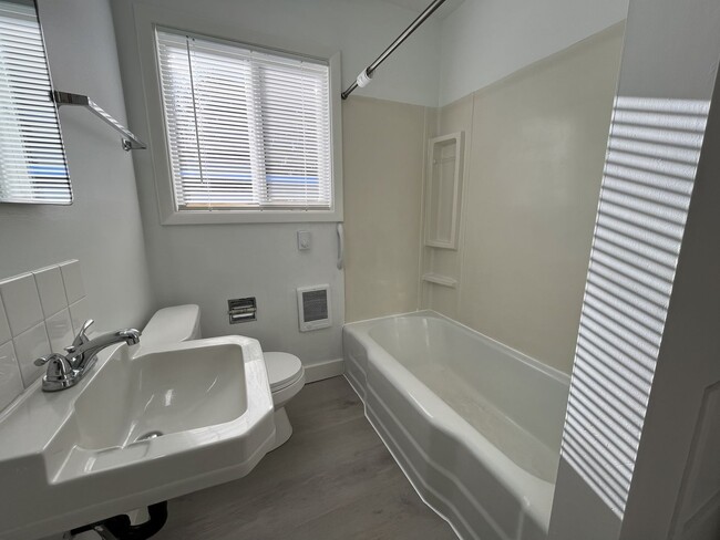 Building Photo - Cozy 1-Bedroom Apartment with Natural Light & Outdoor Living-Single level, feels more like a home...