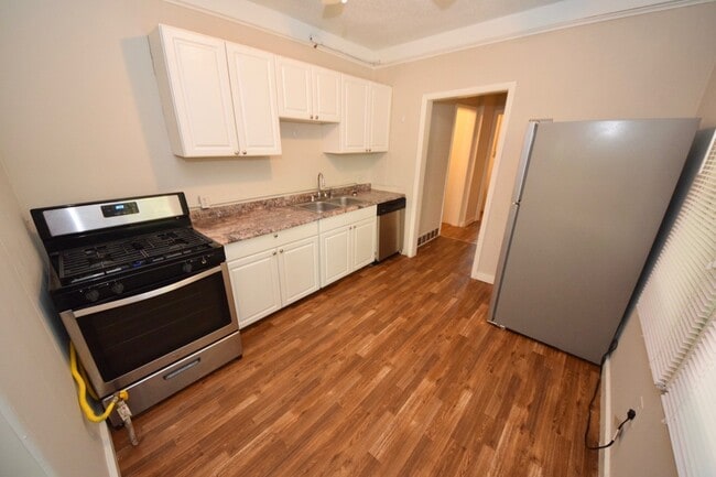 Building Photo - 4 Bed, 2 Bath Near UOM
