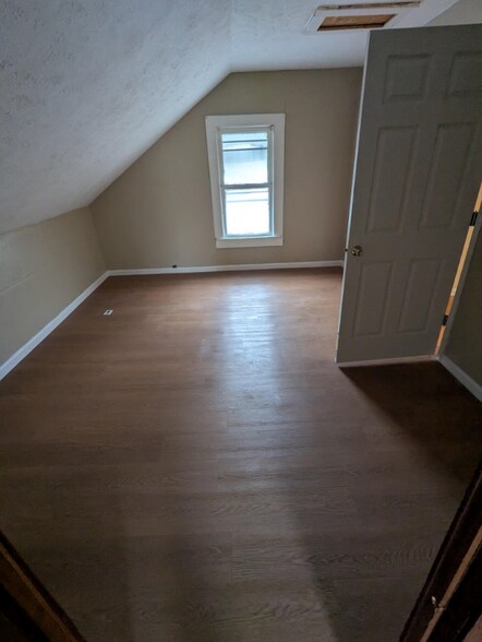 Building Photo - 313 W 21st St