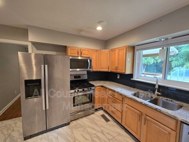 Building Photo - 3934 Kensington Dr