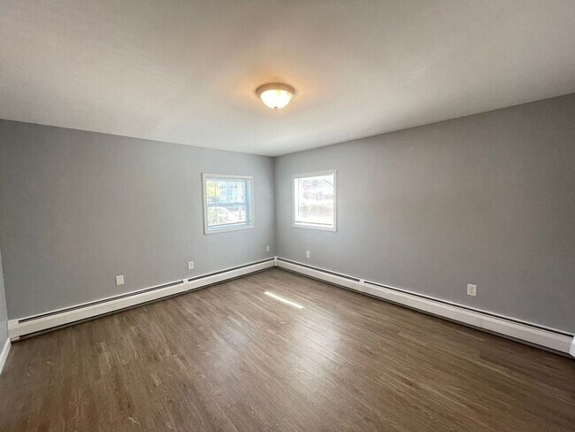 Building Photo - 37 Branch St