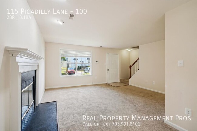 Building Photo - Spacious 3-Story End-Unit Townhome in Prim...