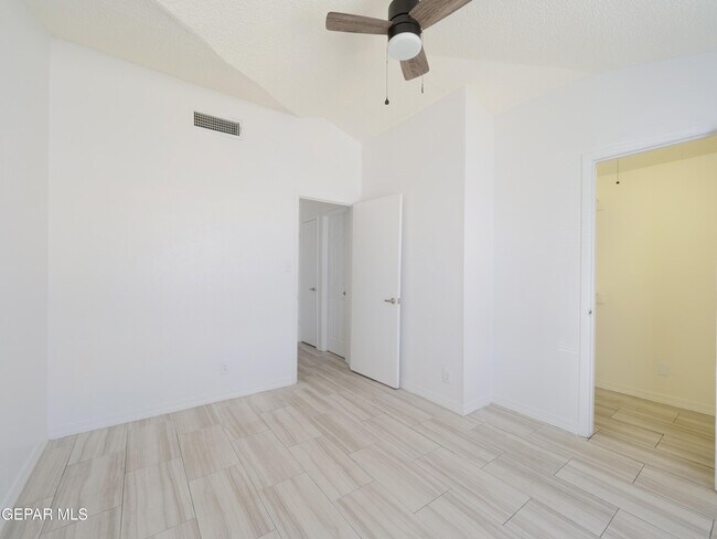 Building Photo - 1901 Lake Omega St