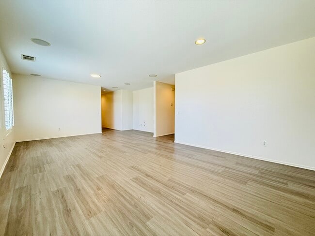 Building Photo - 44608 Avenida Linda