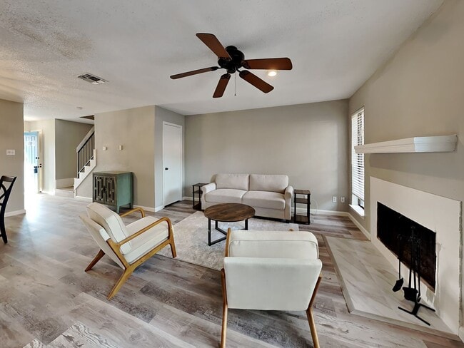 Building Photo - ***$500 off First Full Months rent with mo...