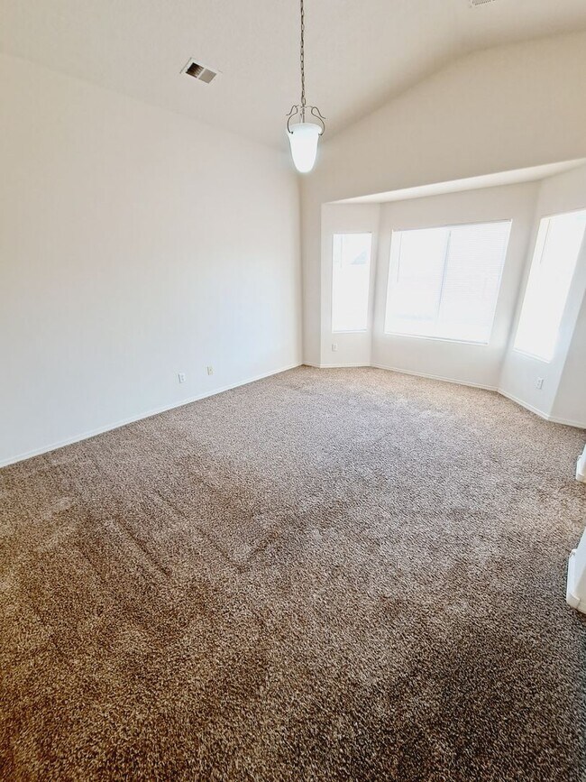 Building Photo - 3 bed 2 bath home in Huning Ranch!