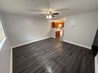 Building Photo - 3/1 Duplex AVAILABLE NOW!
