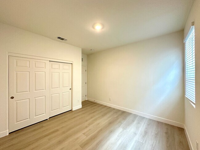 Building Photo - Saguaro North