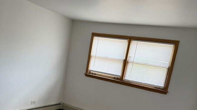 Building Photo - 469 Hirsch Ave