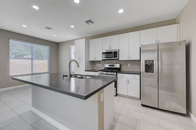 Building Photo - 2022 Single Family Home: 50% off first mon...